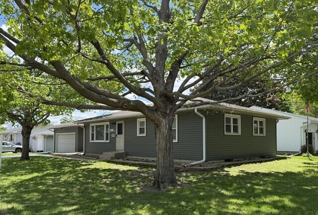Property Photo: 208 W State Street IL 60542