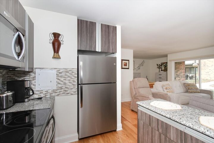 Property Photo:  1813 Hemlock Place 109  IL 60173 