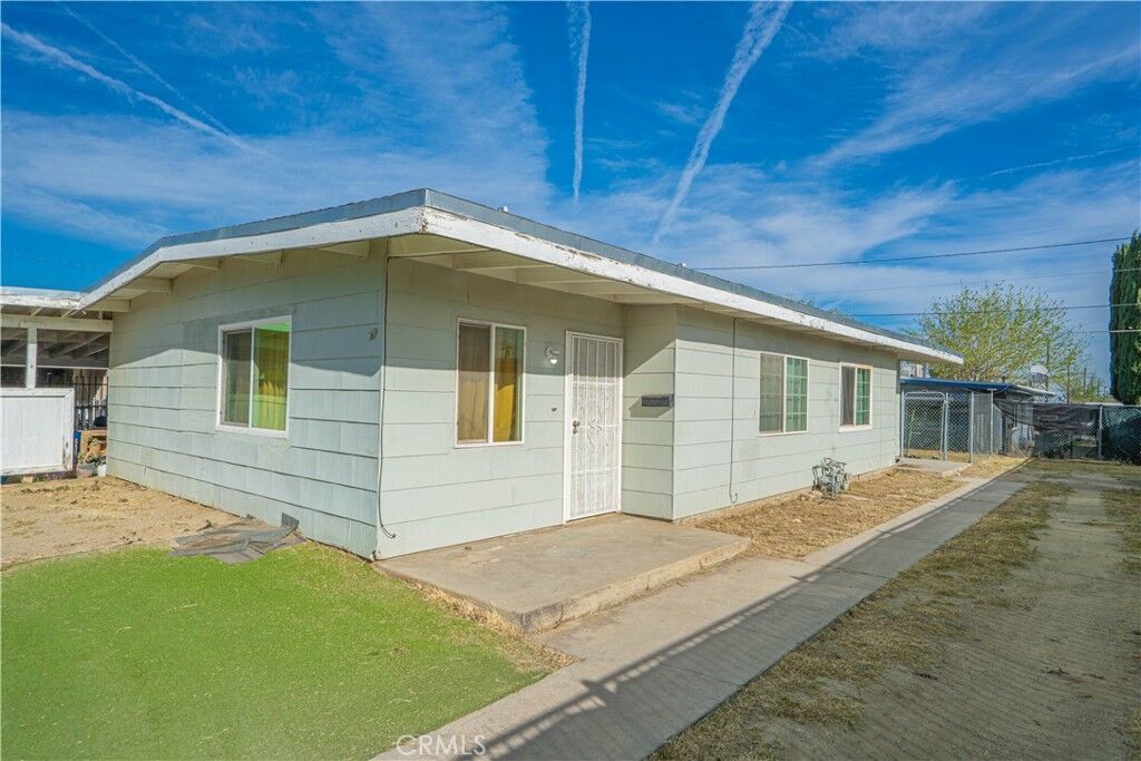 Property Photo: 835 E Avenue Q CA 93550