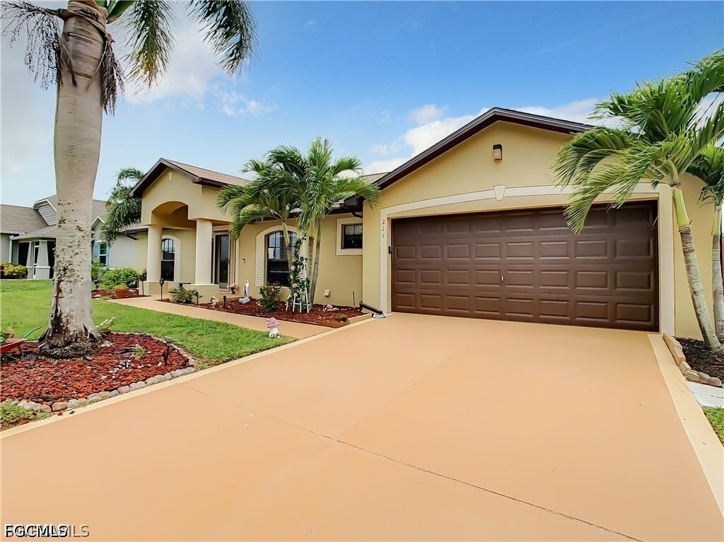 Property Photo: 211 NW 26th Avenue FL 33993