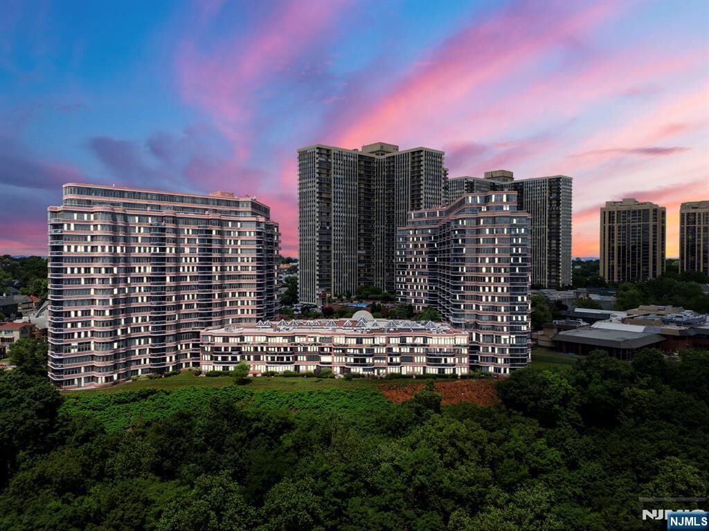 Property Photo:  100 Carlyle Drive 14G-North  NJ 07010 