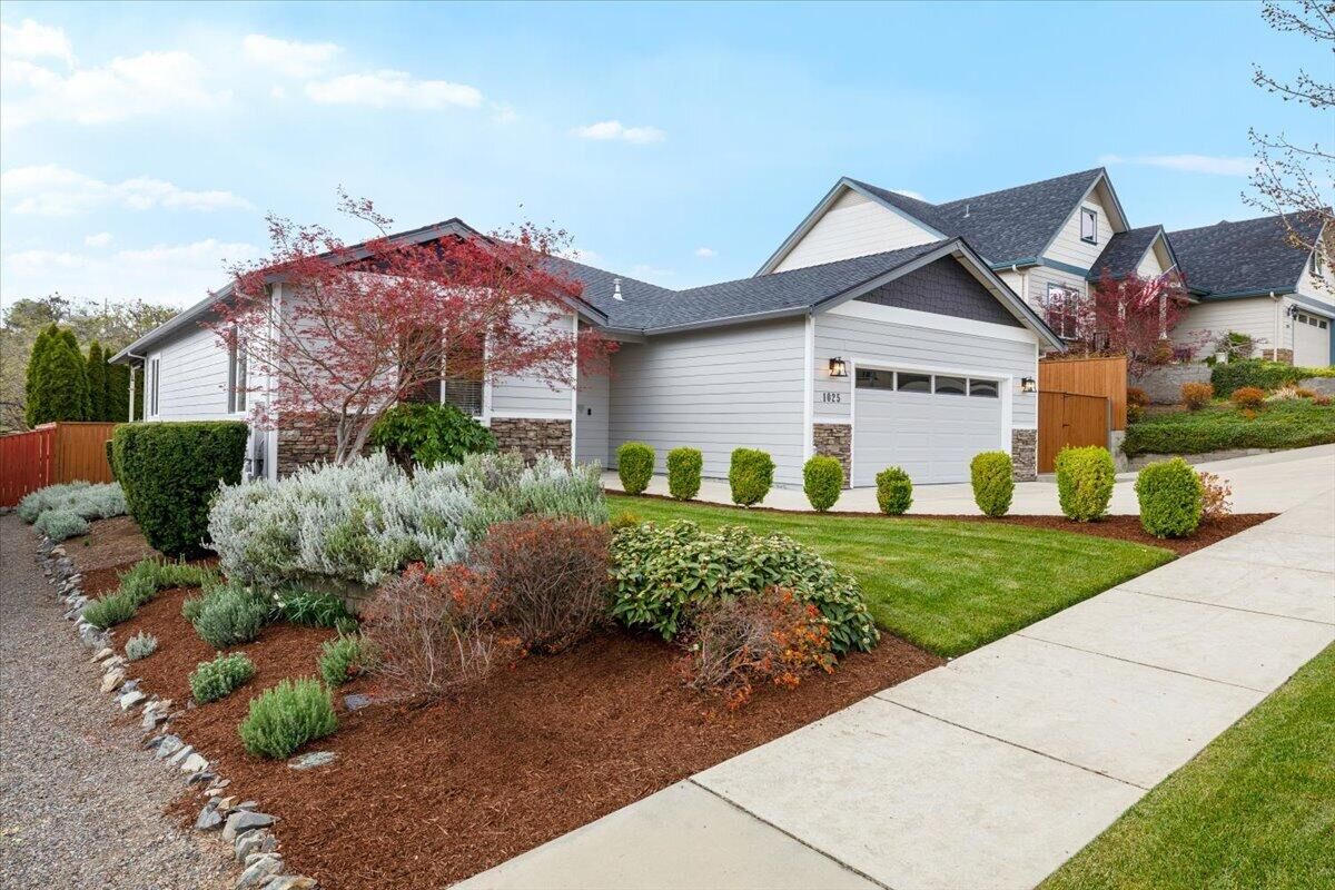 Property Photo:  1025 McPhearson Lane  OR 97504 