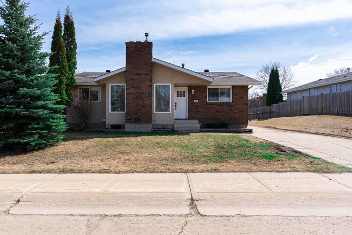 Property Photo:  209 Woodland Drive  AB T9K 1A4 