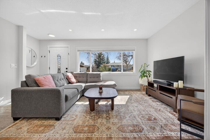 Property Photo:  208 78 Avenue SE  AB T2H 1C4 