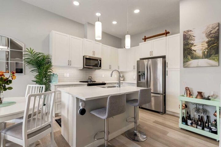 Property Photo: 212 Crestbrook Common SW AB T3B 6L1