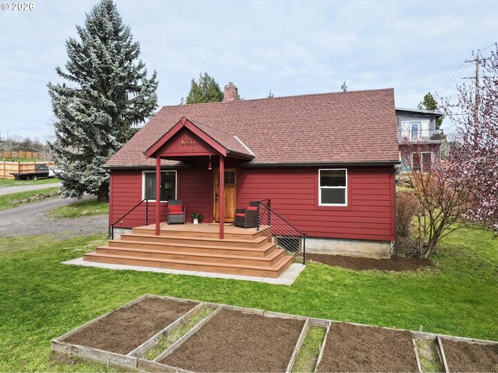 Property Photo: 180 NW Spring St WA 98672