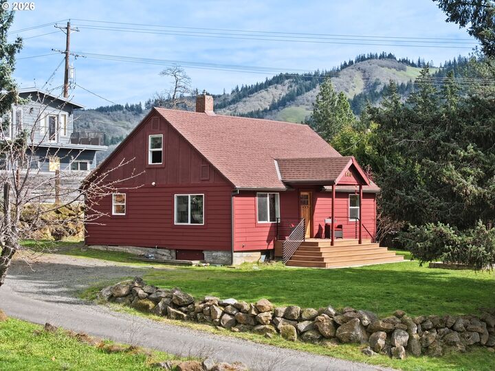 Property Photo:  180 NW Spring St  WA 98672 