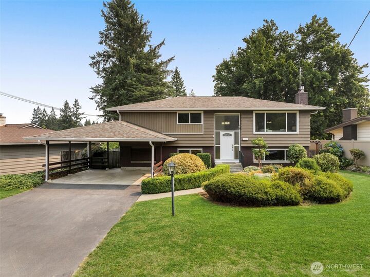 Property Photo:  2520  166th Avenue NE  WA 98008 
