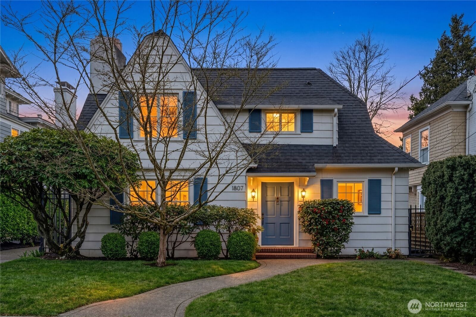 Property Photo:  1807  Federal Avenue E  WA 98102 