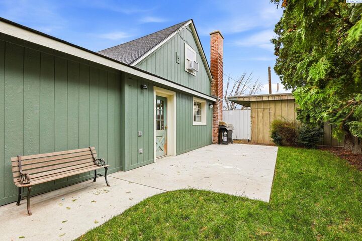 Property Photo:  205 S 50th Avenue  WA 98908 