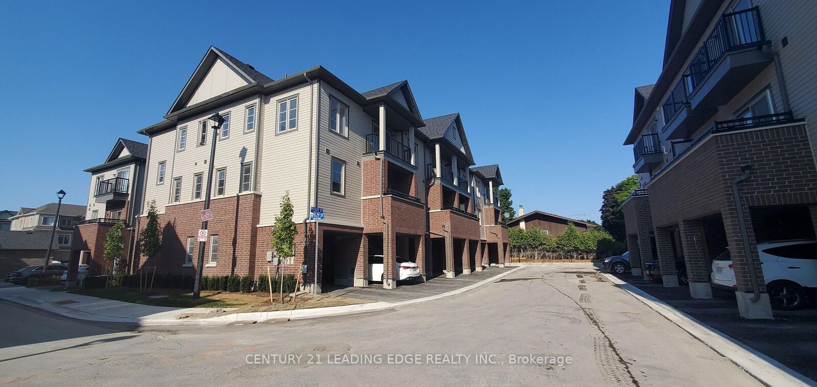 Photo de la propriété:  23 Petley Street  ON L1E 0G9 