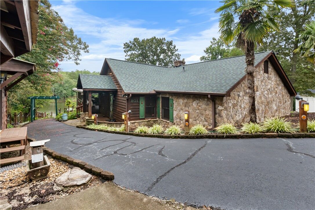 Property Photo:  801 McFalls Circle  SC 29621 