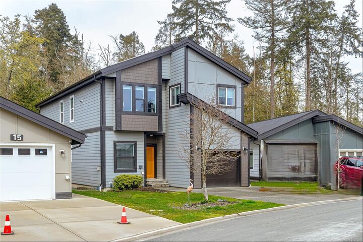 17 Saanich Ridge Dr — photo 1