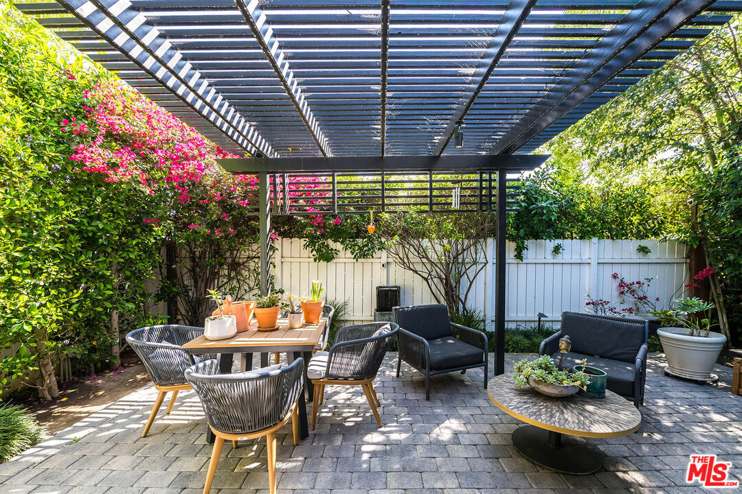 Property Photo: 5139 Fulton Ave CA 91423