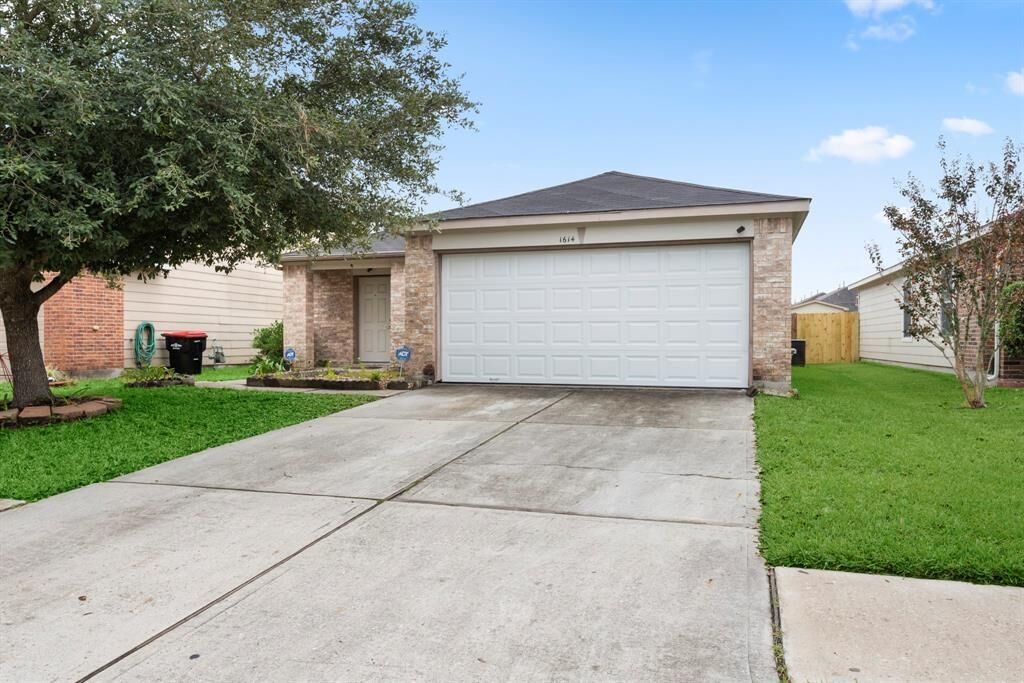 Property Photo: 1614 Wooded Acres Drive TX 77396