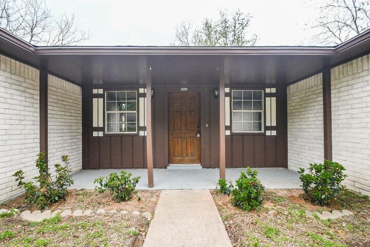 Property Photo: 208 Willow Street TX 77474
