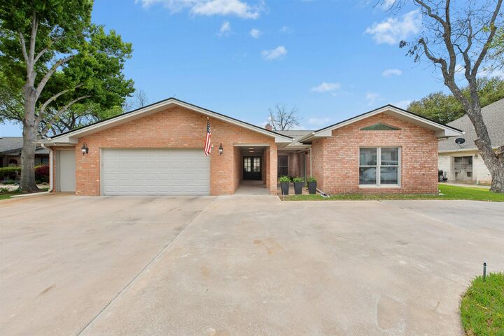 Property Photo: 407 Olympia Fields TX 78654