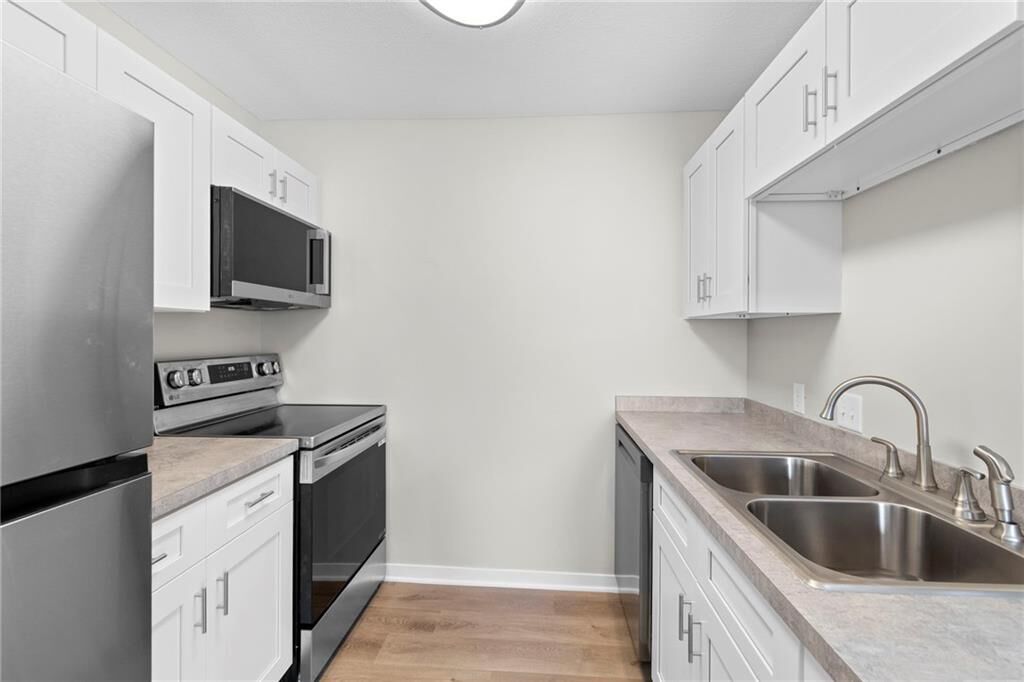 Property Photo: 6206 Robinson Street 4 KS 66202