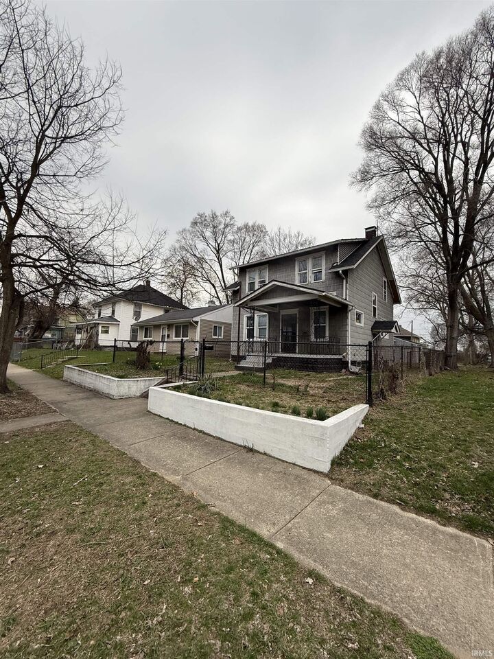 Property Photo: 613 E Broadway Street IN 46601-3601