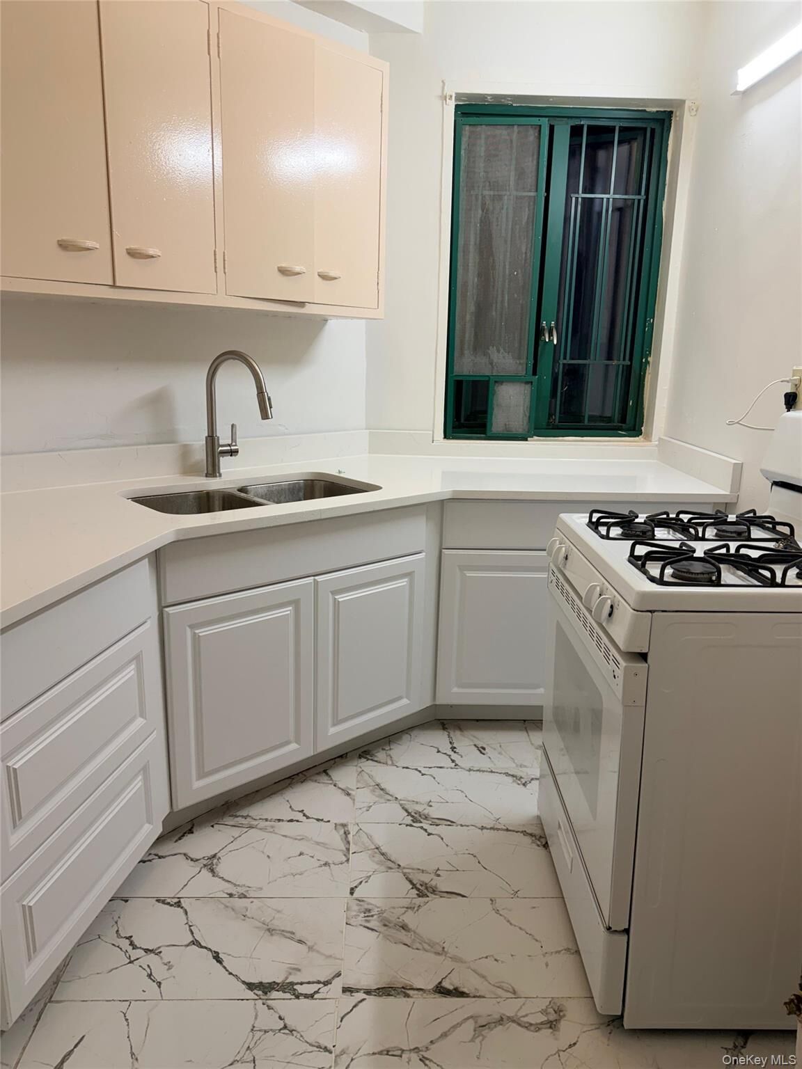 Property Photo:  1938 East Tremont Ave 1G  NY 10462 