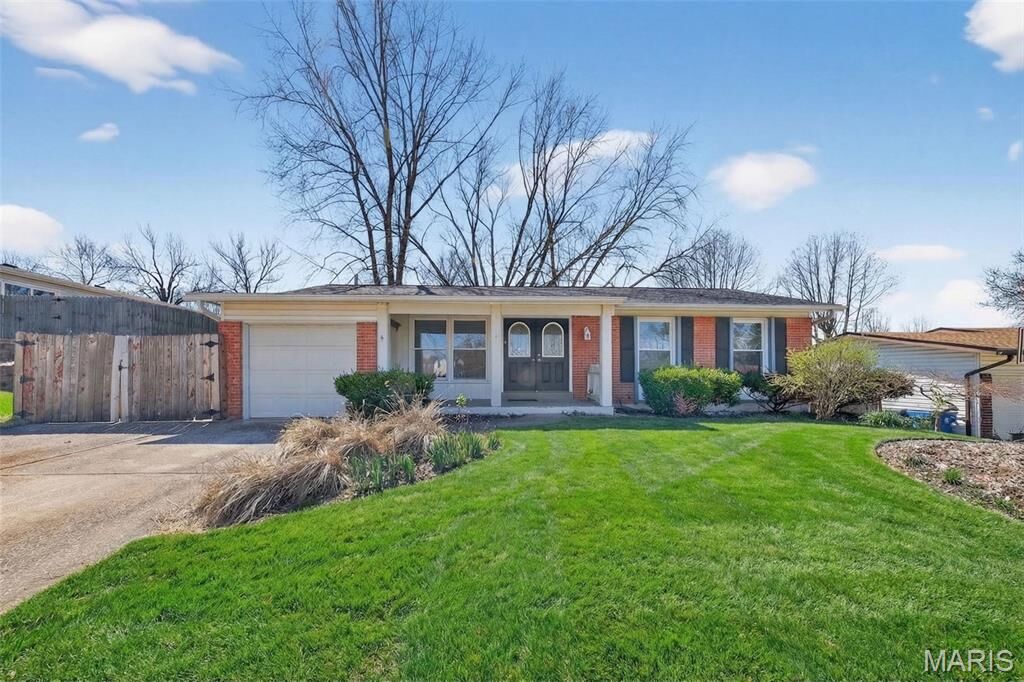 Property Photo: 2318 La Cuesta Drive MO 63031