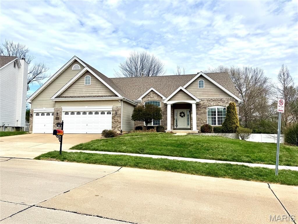 Property Photo:  818 Summit Glen Court  MO 63026 