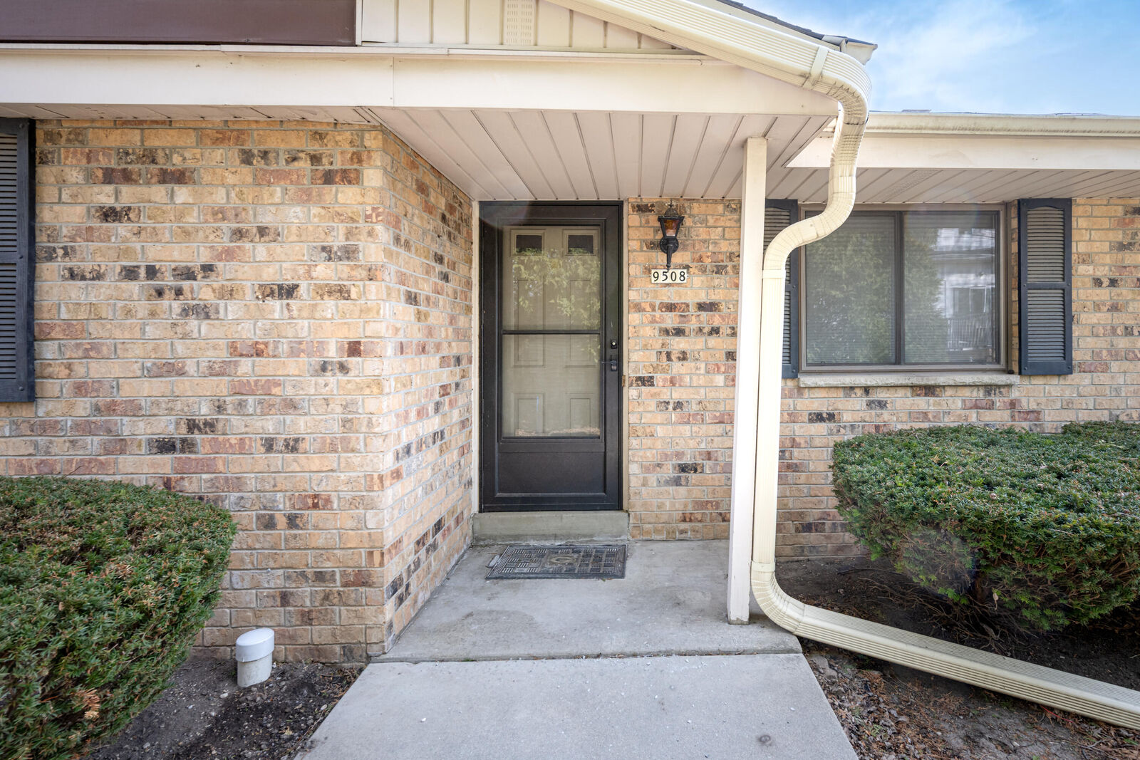 Property Photo: 9508 W Maple Ct WI 53214