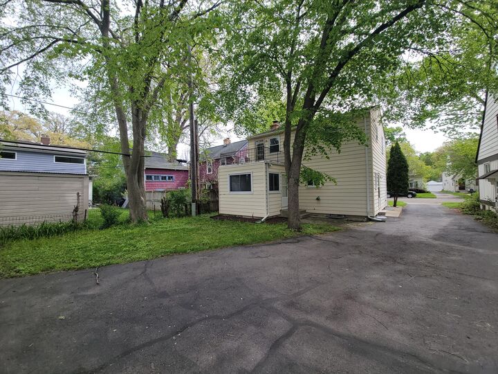 Property Photo:  1408 E Park Place  MI 48104 