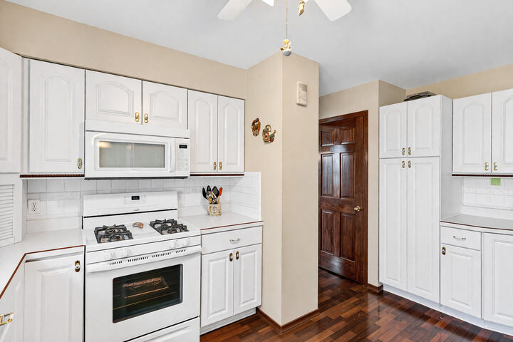Property Photo:  842 Pin Oak Circle  IL 60013 