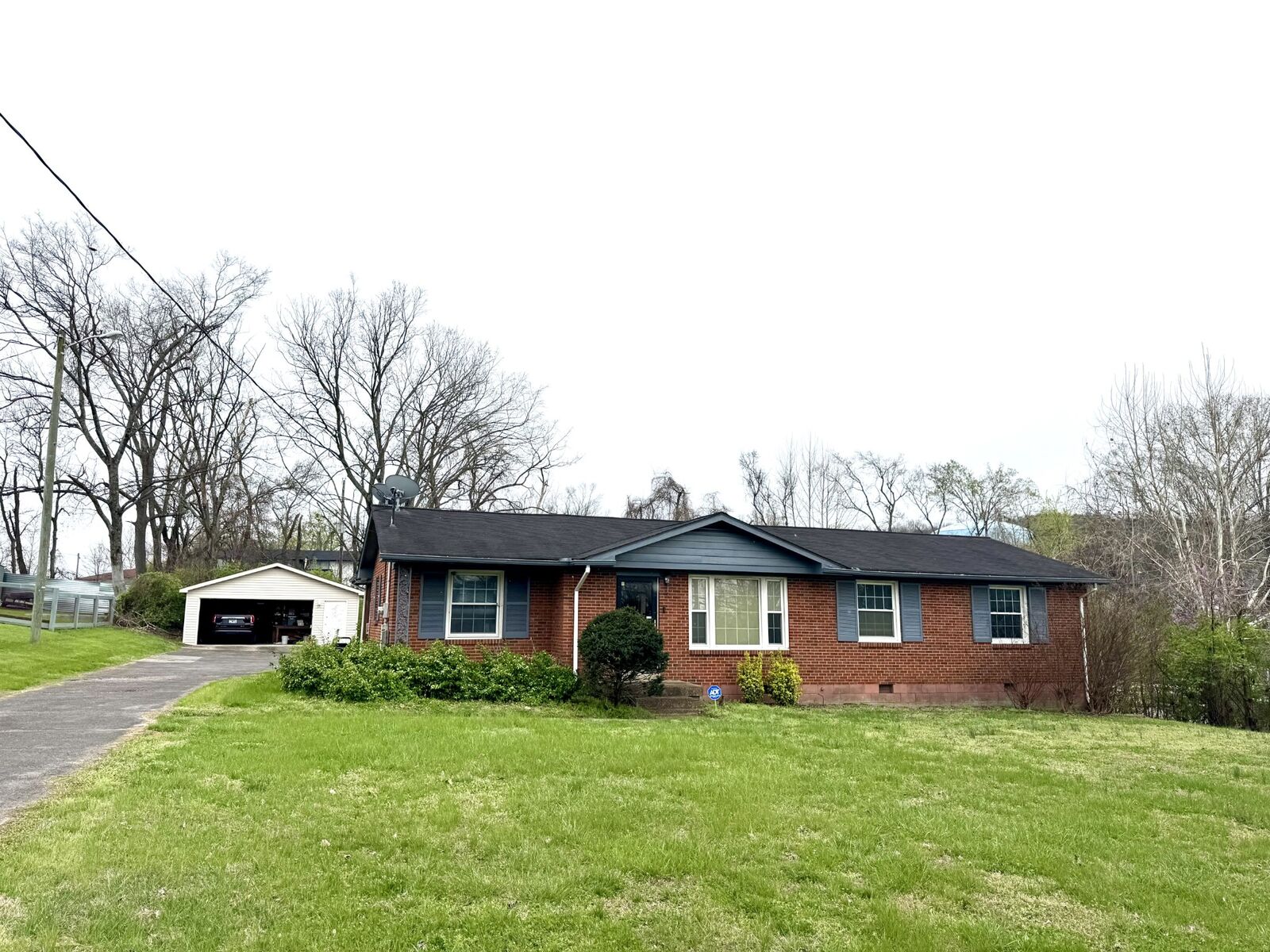 Property Photo: 411 Brewer Dr TN 37211