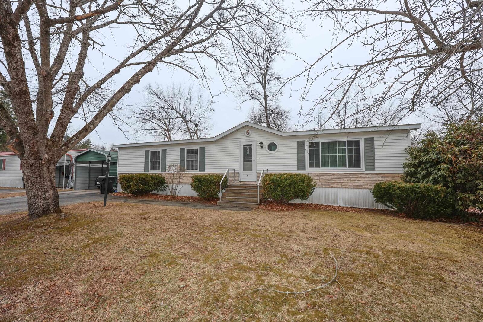 Property Photo:  4 Briarwood Drive  NH 03054 
