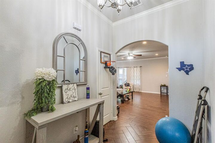 Property Photo: 5512 Crowley Street TX 76114