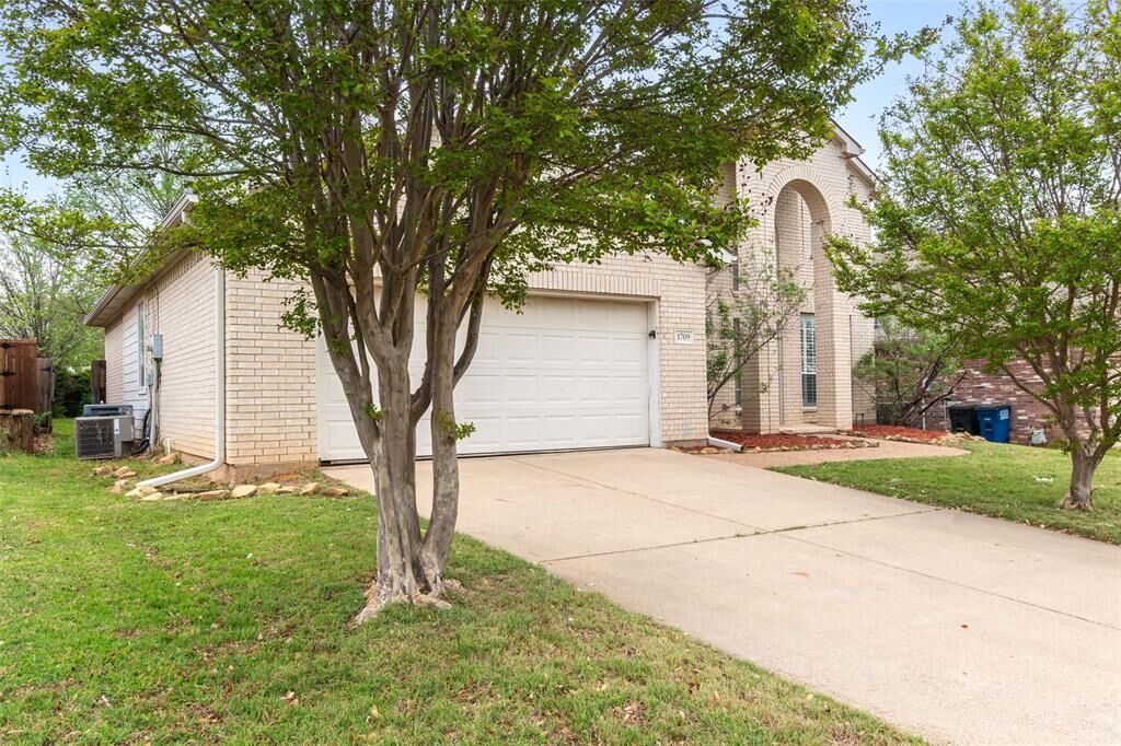 Property Photo:  1709 Birch Lane  TX 76210 