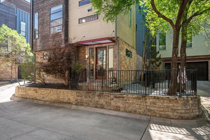 Property Photo: 432 Trinity River Circle TX 75203