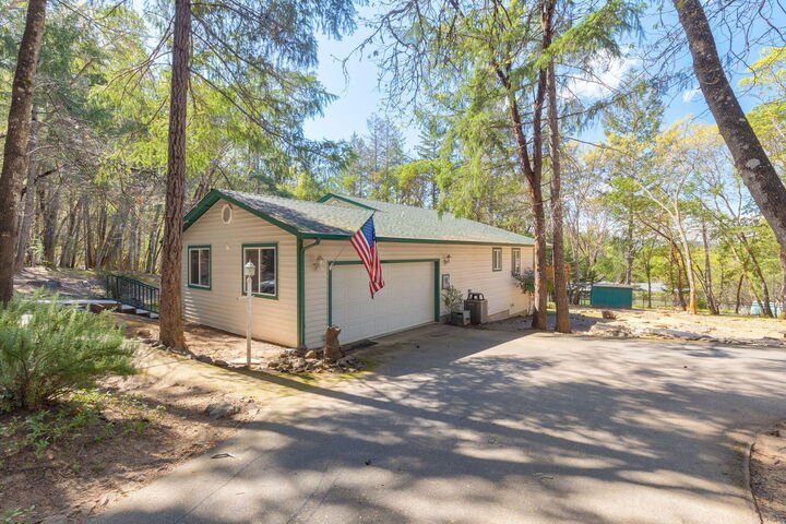 Property Photo: 260 Highwood Lane OR 97527