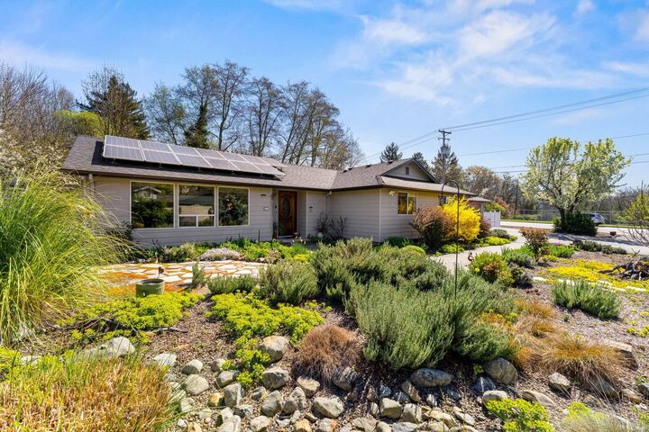 Property Photo: 620 NW Morgan Lane OR 97526