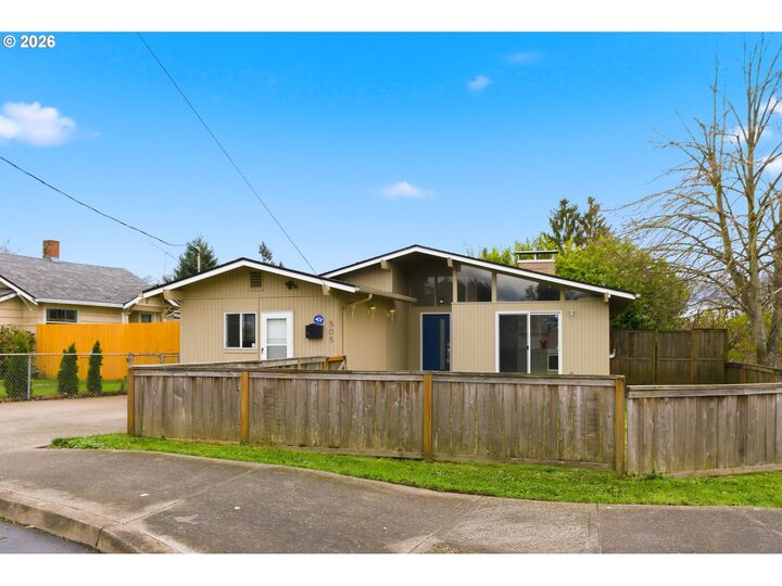 Property Photo: 505 E Gloucester St OR 97027