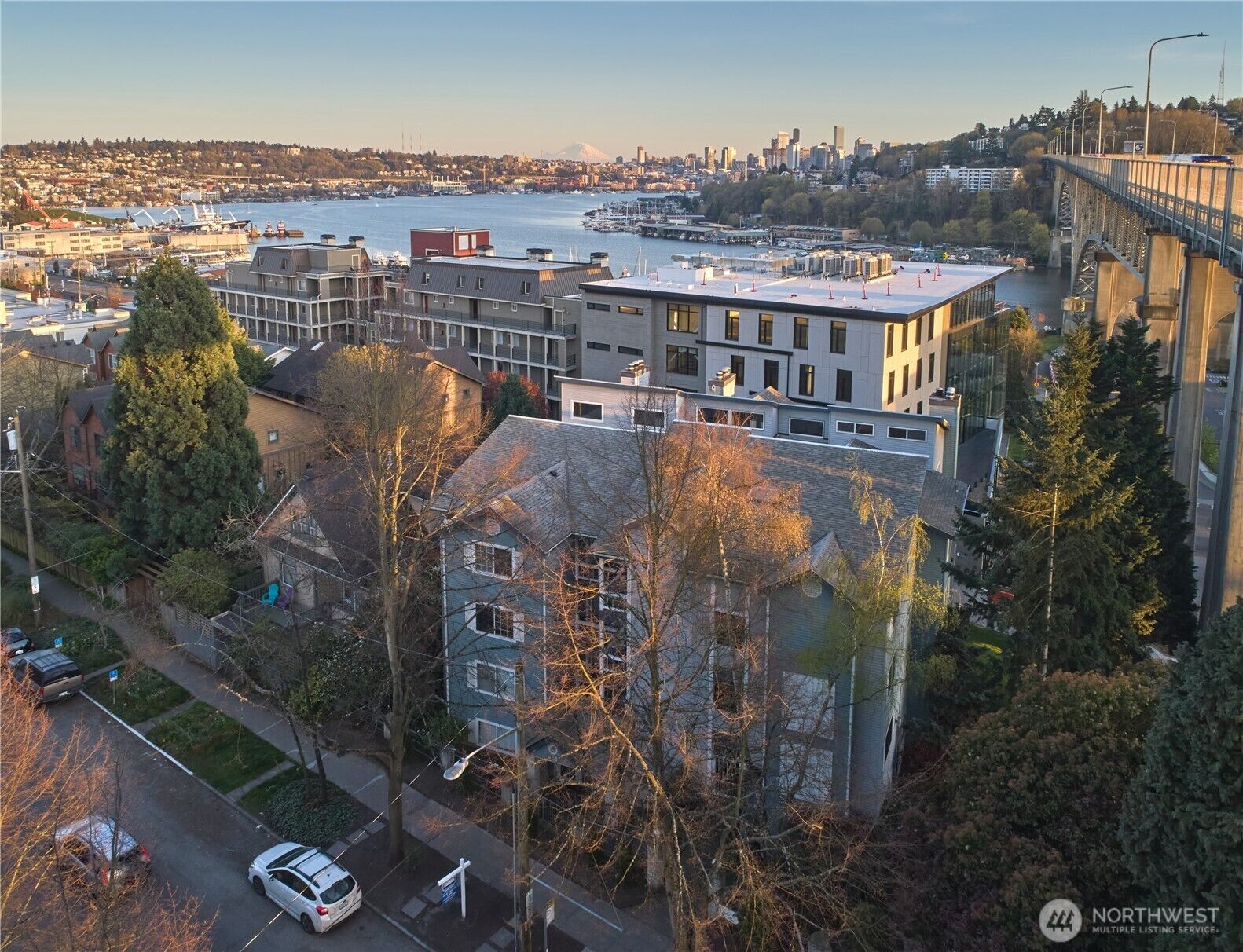 Property Photo:  909 N 35th Street 402  WA 98103 