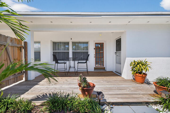 Property Photo:  1100 NE 15th Avenue 1-2  FL 33304 