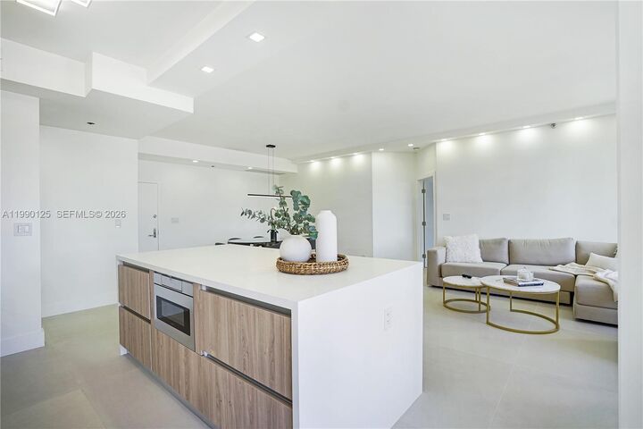 Property Photo: 19101 Mystic Pointe Dr 111 FL 33180