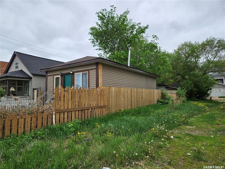 Property Photo: 131 M Avenue S SK S7M 2K1