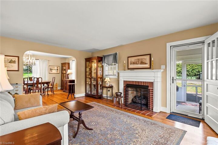 Property Photo:  1940 Robinhood Road  NC 27104 