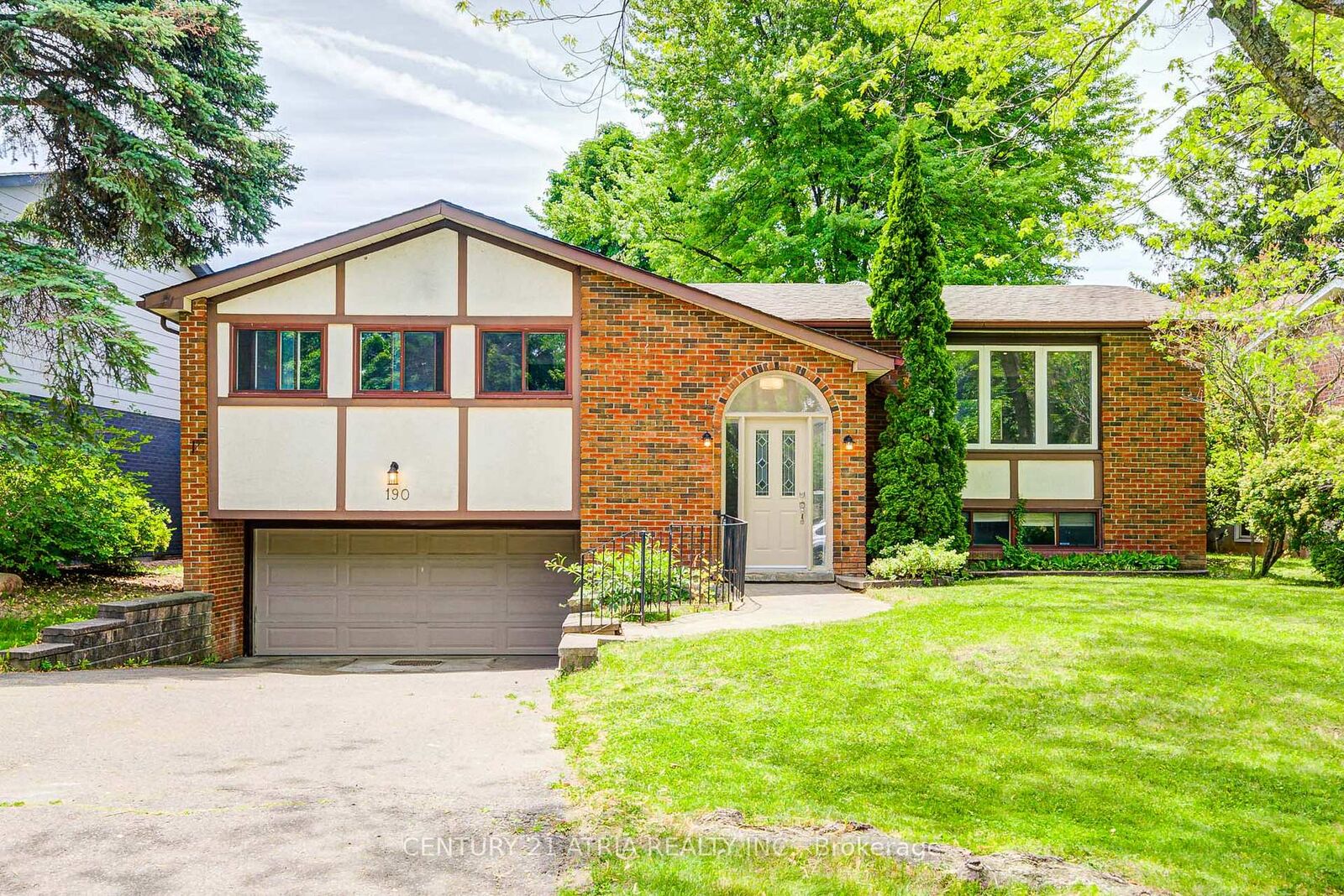 Property Photo:  190 Romfield Circuit  ON L3T 3J1 