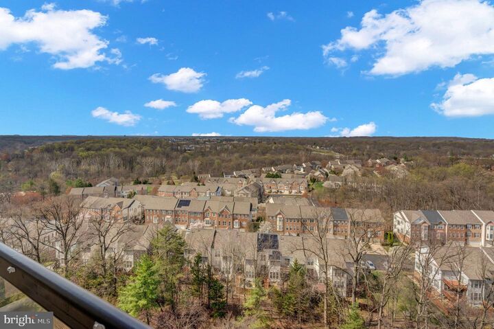 Property Photo:  307 Yoakum Parkway 1722  VA 22304 