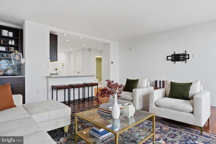 Property Photo:  200 Locust Street 29fn  PA 19106 