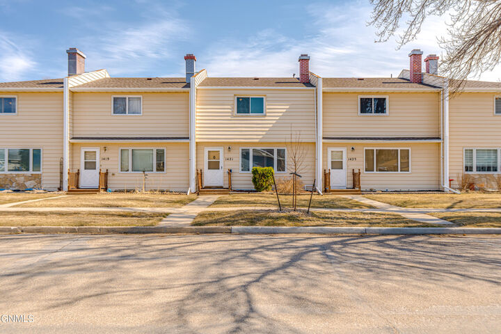 Property Photo:  1421 Eastwood Street  ND 58504 