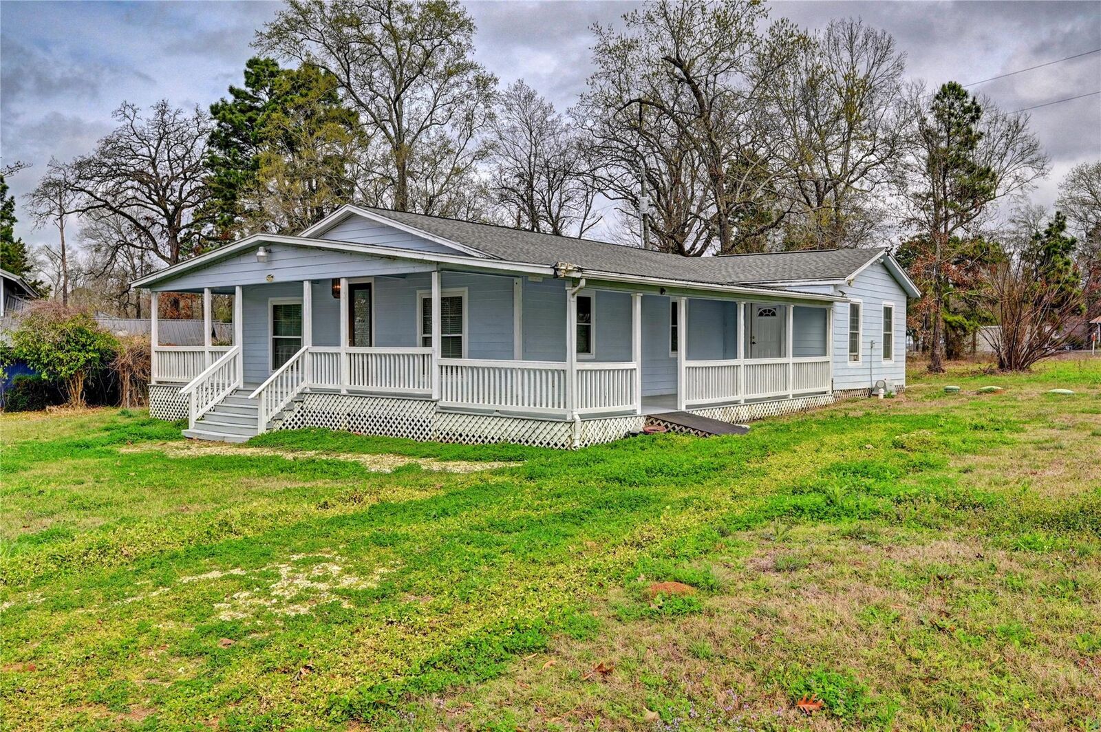 Property Photo: 170 Mesa Verde TX 77351
