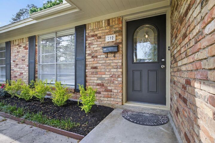 Property Photo:  202 Oak Hollow Street  TX 77301 