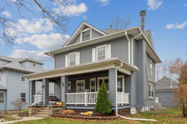 Property Photo:  411 Park Street  IA 50158 