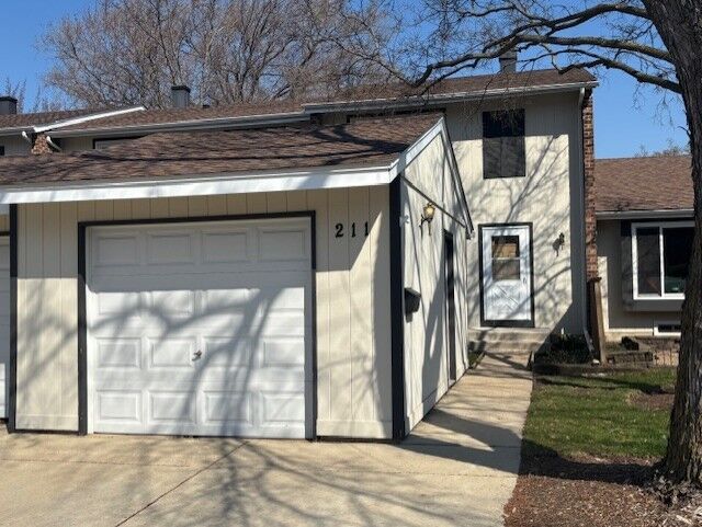 Property Photo:  211 Applewood Lane  IL 60108 